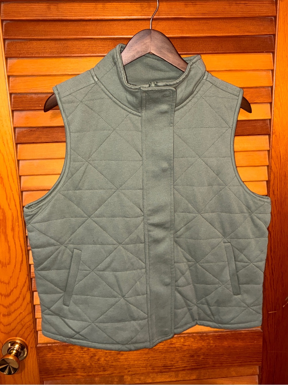 NWT BKE Women’s Quilted Canvas Vest, sage green - size Large